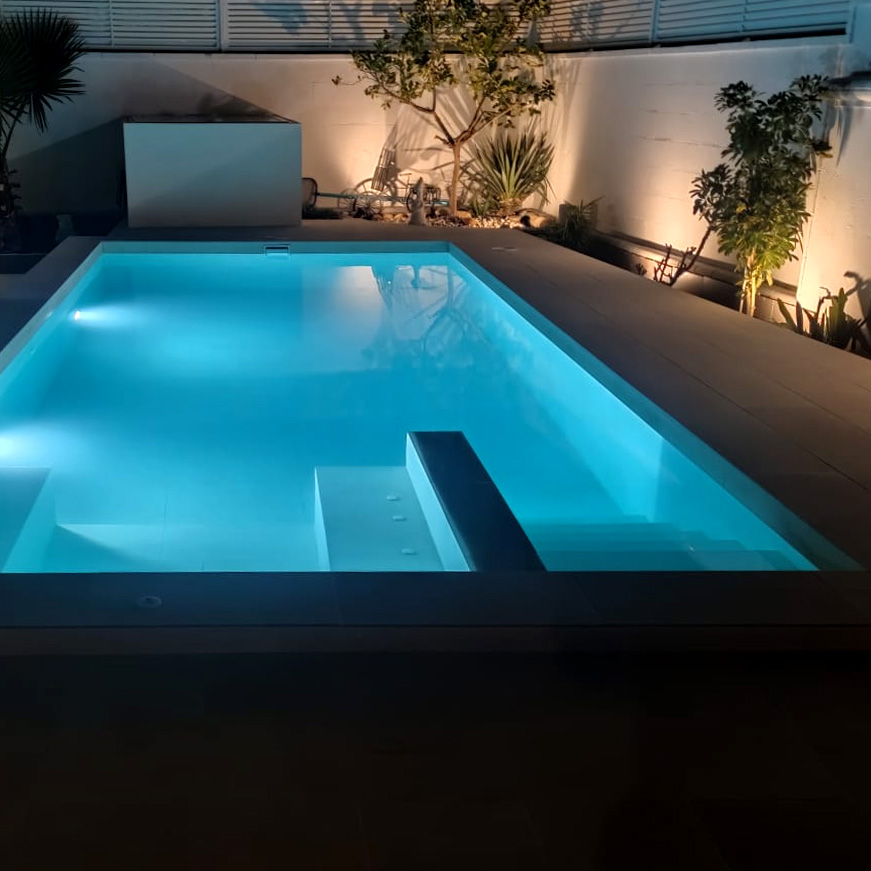 Sistema de iluminación nocturna para piscina